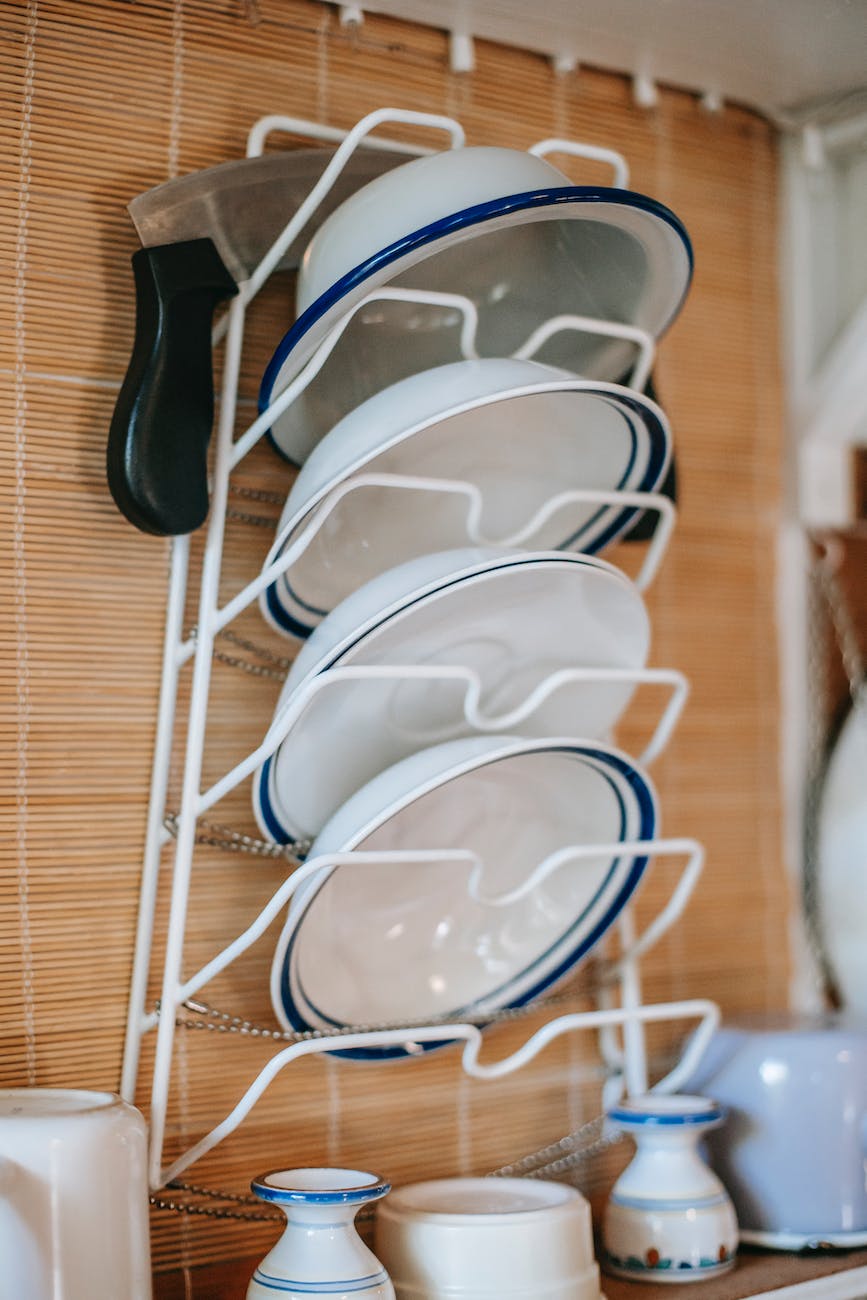 wall plate rack with ceramic plates